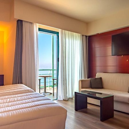 Club Hotel Casino Loutraki Εξωτερικό φωτογραφία A room at the hotel