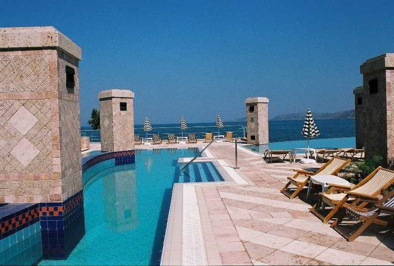 Club Hotel Casino Loutraki Ανέσεις φωτογραφία The pool at the Royal Olympic Hotel