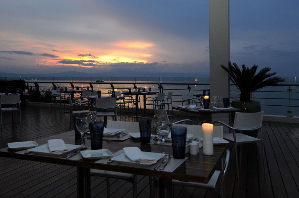 Club Hotel Casino Loutraki Εξωτερικό φωτογραφία Sunset at the rooftop bar