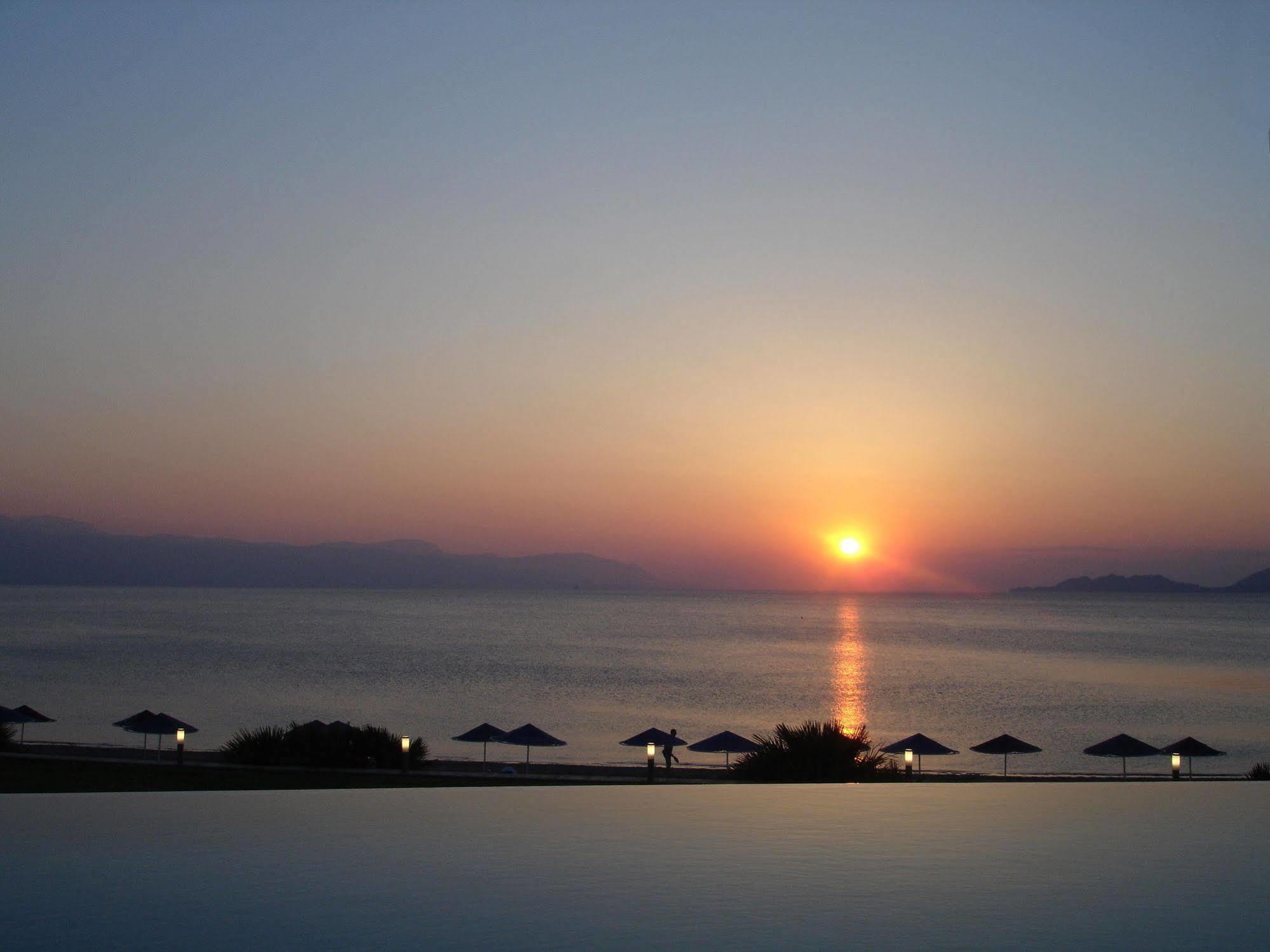 Club Hotel Casino Loutraki Εξωτερικό φωτογραφία Sunset over the Gulf of Pagase