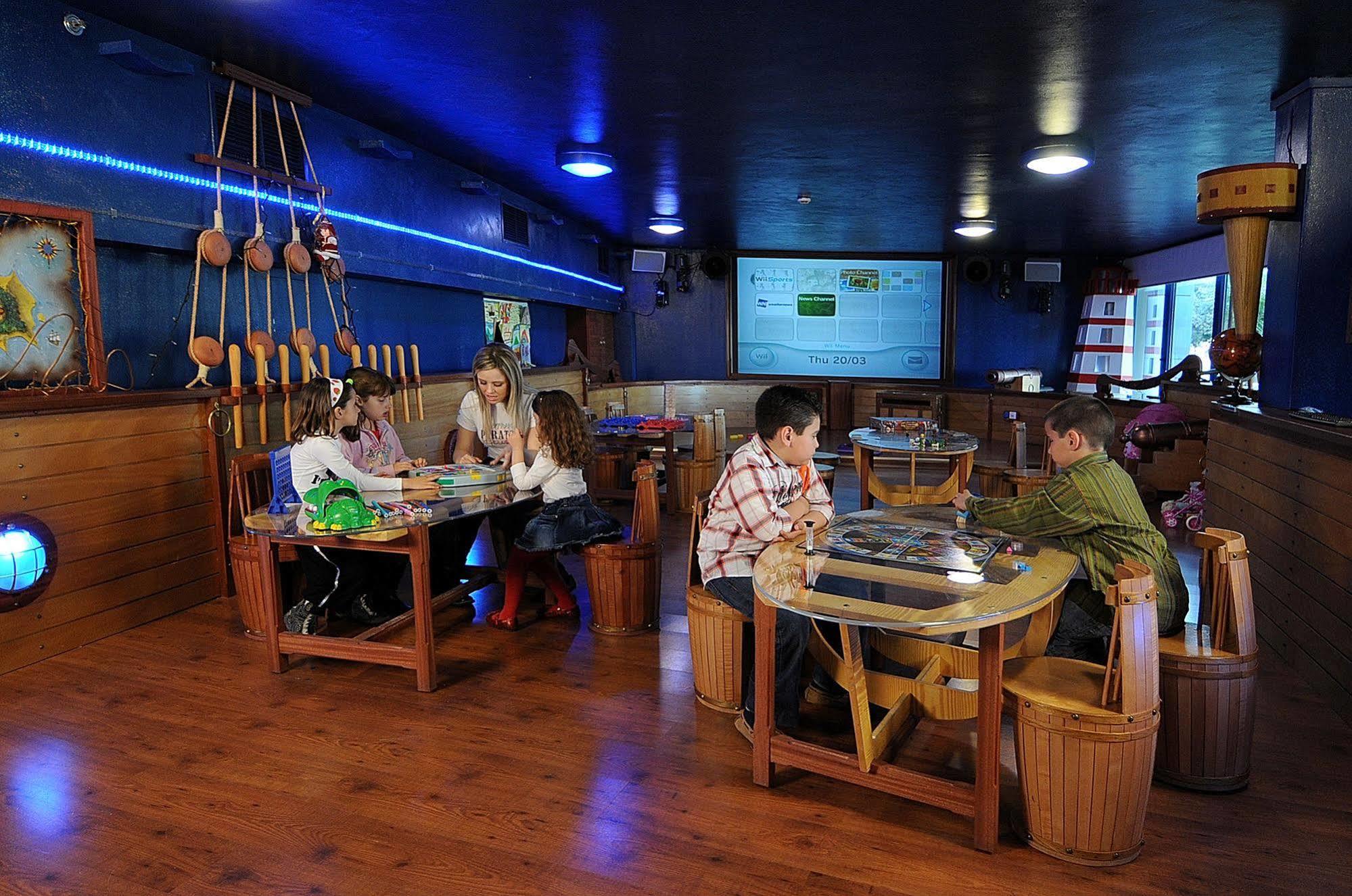Club Hotel Casino Loutraki Εξωτερικό φωτογραφία The Internet Cafe
