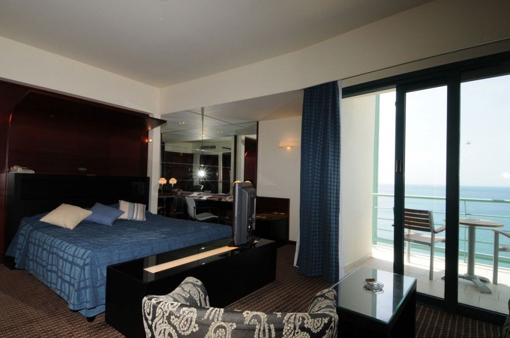 Club Hotel Casino Loutraki Εξωτερικό φωτογραφία A room at the hotel